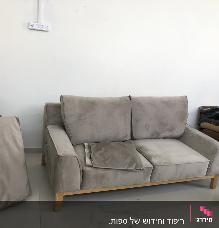 ספה אפורה עם ריפוד מרופד וכריות נשלפות